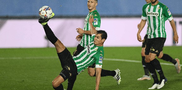 西甲焦点战：皇家贝蒂斯VS巴塞罗那——攻防博弈下的胜负天平